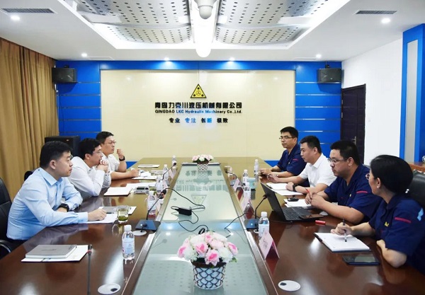 為高質(zhì)量發(fā)展賦能!青島高新區(qū)李天傳主任至力克川液壓調(diào)研2.jpg 為高質(zhì)量發(fā)展賦能!青島高新區(qū)李天傳主任至力克川液壓調(diào)研2.jpg